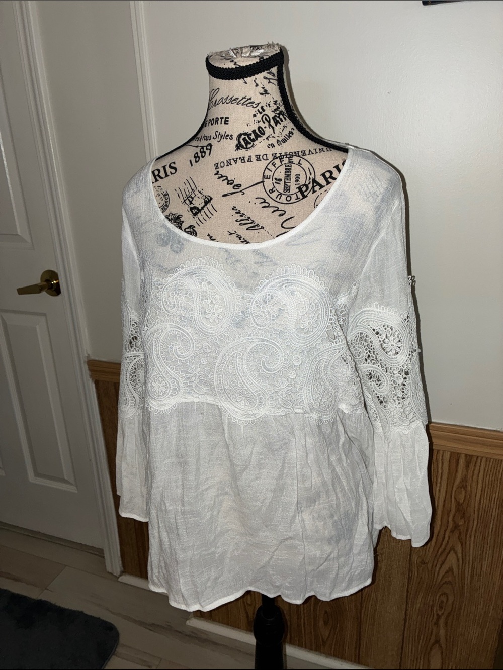 Fyve Women’s White Embroidered Lace Peasant Top Sz L good condition!